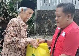 Komunitas Tiktok Family Sendal Jepit Bantu Korban Kebakaran di Cianjur