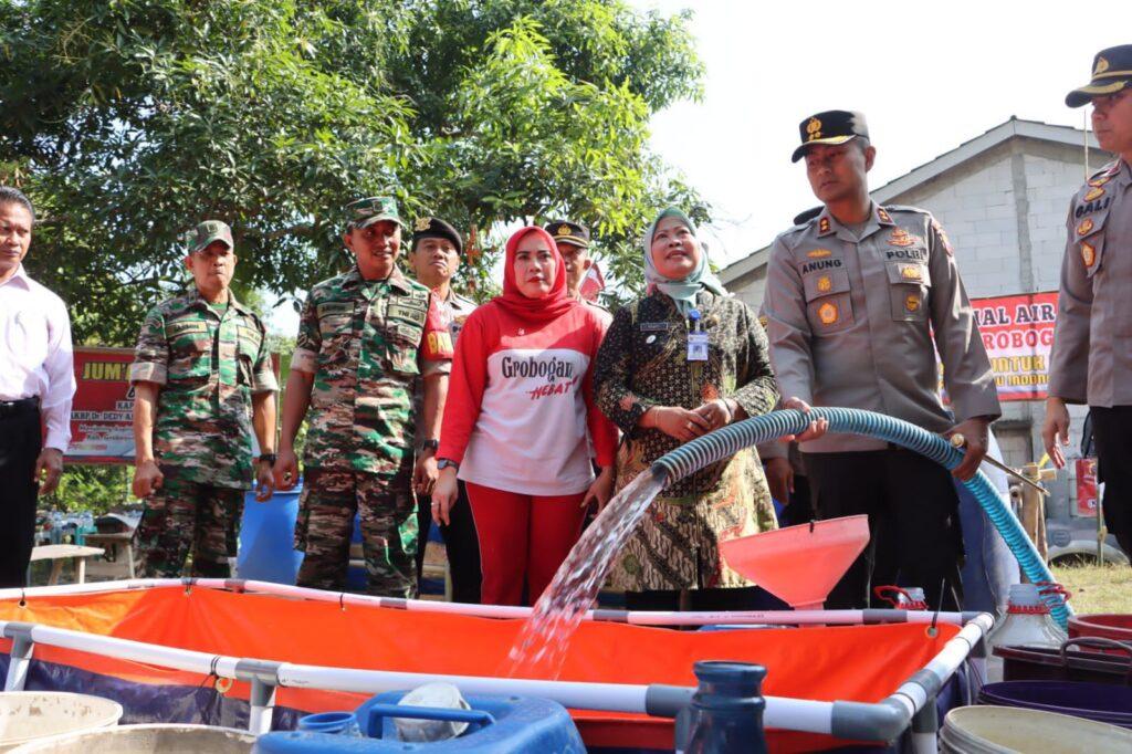 Polri Salurkan Bantuan Air Bersih Atasi Kekeringan di Grobogan Jawa Tengah