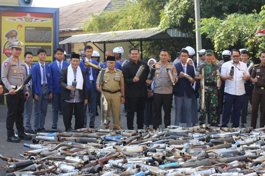 Ribuan Knalpot Brong Hasil Penindakan Ops Patuh Lodaya 2023 Polres Cianjur Dimusnahkan