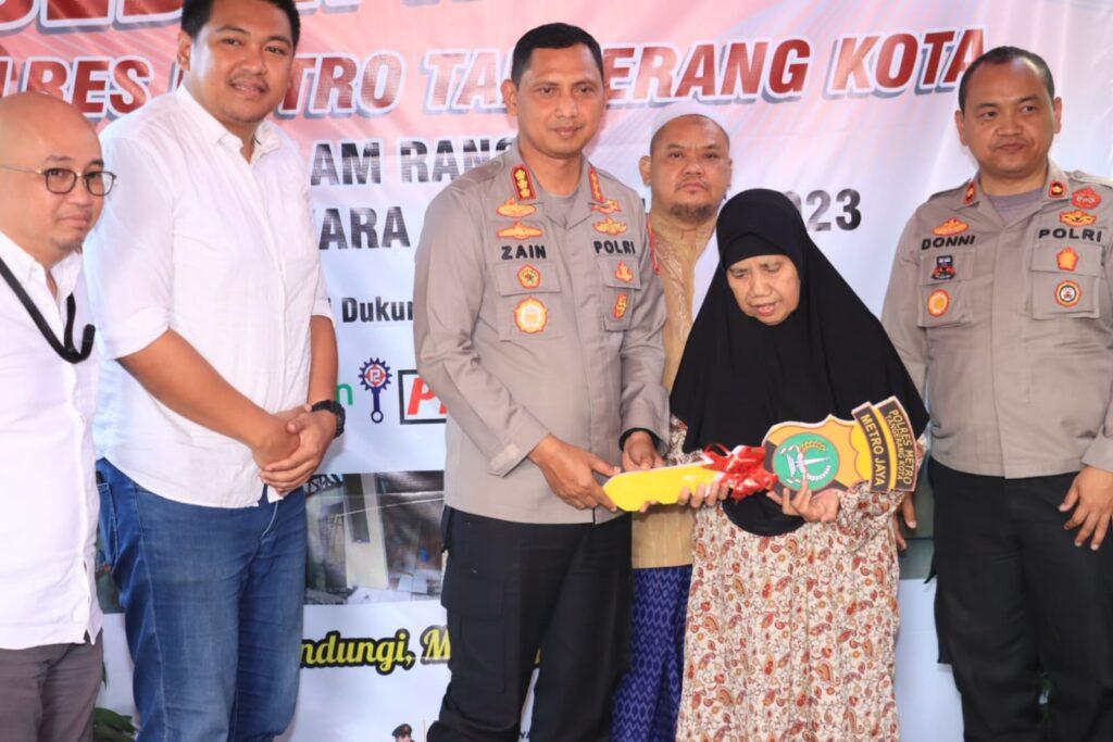 Kapolres Serahkan Kunci Program Bedah Rumah Hari Bhayangkara ke-77 di Cibodas