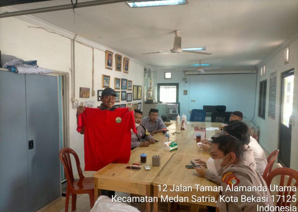 Kapolres Metro Bekasi Kota Bagikan Kaos di Kampung Tangguh Bebas Narkoba RW 26 Kelurahan Pejuang