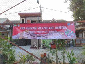 Pemasangan Spanduk Himbauan Bahaya Narkoba dan Stiker Nomor Pelayanan Pengaduan di Kampung Tangguh Anti Narkoba RW 26 Pejuang Kota Bekasi
