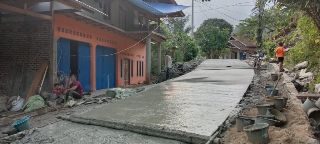 Pemdes Mekarsari Naringgul Terus Genjot Pembangun Infrastruktur Jalan dan Jembatan