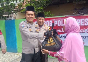 Polsek Pakuhaji Bagikan Ratusan Paket Sembako Ciptakan Pemilu Damai