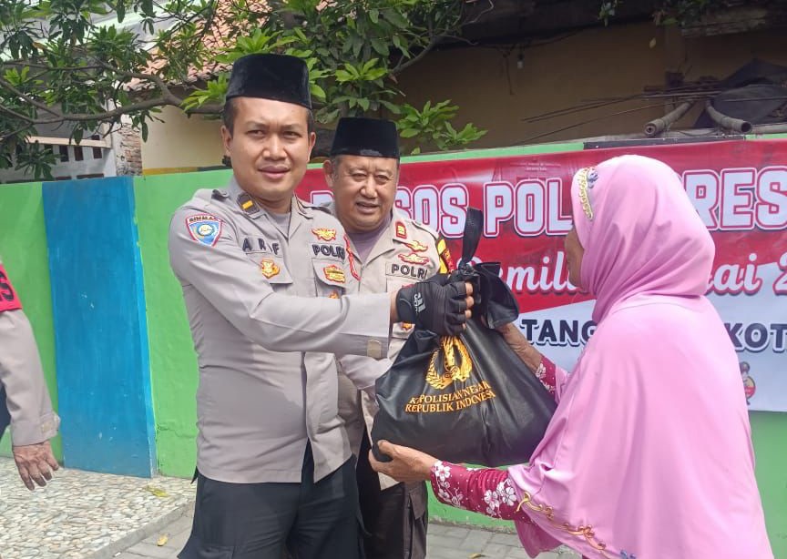 Polsek Pakuhaji Bagikan Ratusan Paket Sembako Ciptakan Pemilu Damai