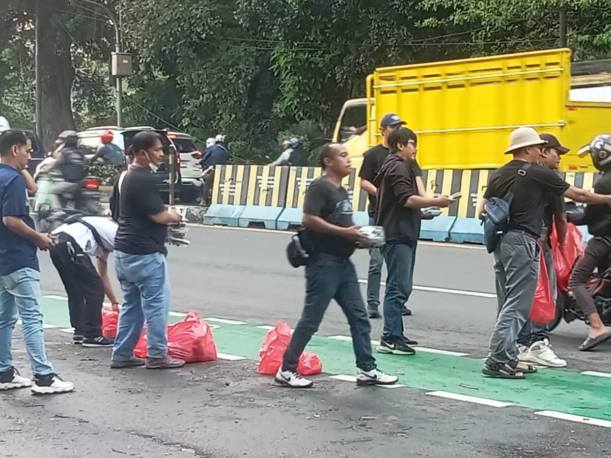 Gabungan Wartawan Tangerang Berbagi Takjil Gratis