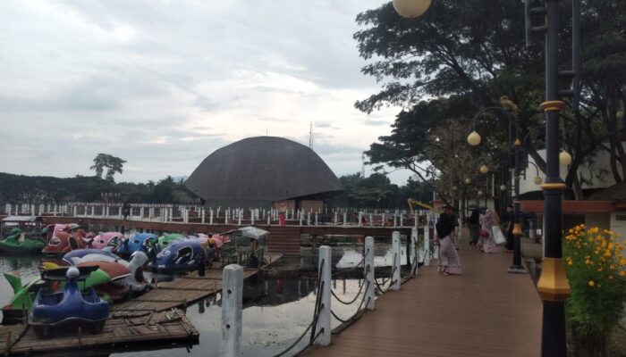 Keindahan Alam Situ Bagendit di Garut Menjadi Destinasi Liburan yang Menakjubkan. Segini Tarif Tiketnya