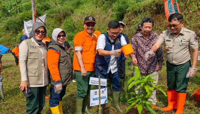 Peringati Hari Bumi, Kang Ace Tanam Ribuan Pohon di Bandung Barat