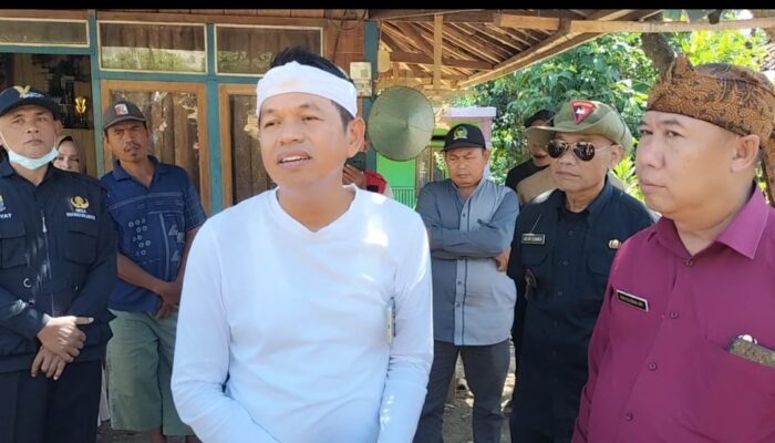 Kang Dedi Mulyadi Jenguk Keluarga Korban Tertipu Pernikahan Palsu di Cianjur