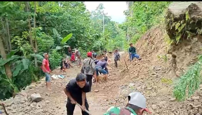 Warga Sukaluyu Cianjur Perlebar Jalan dengan Alat Manual dan Secara Swadaya