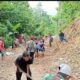 Warga Sukaluyu Cianjur Perlebar Jalan dengan Alat Manual dan Secara Swadaya IMG-20240514-WA0035.jpg