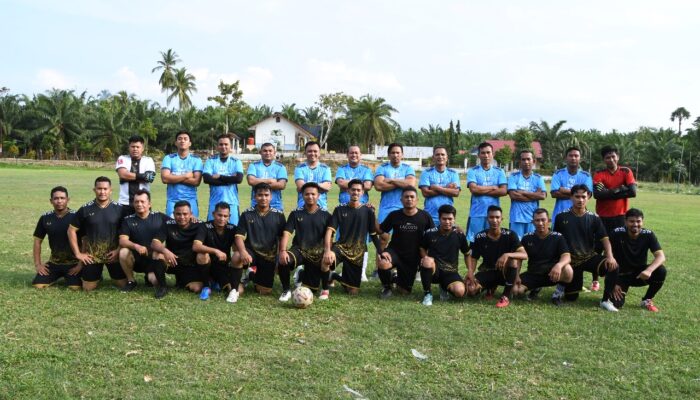 Sambut Hari Bhayangkara ke-78, Polres Aceh Timur dan Wartawan Main Bola Bareng