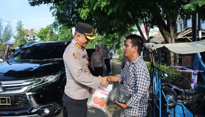 Hari Bhayangkara, Kapolres Langsa Bagikan Sembako Kepada Keluarga Korban Kebakaran dan Tukang Becak