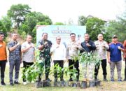 HUT Bhayangkara ke- 78 Polres Aceh Timur Gelar Bakti Sosial Tanam Pohon