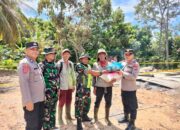 Kapolsek Indra Makmu Serahkan Bantuan Kepada Warga Korban Kebakaran