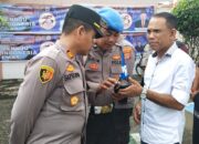 Kapolsek Blang Mangat Memeriksa Aplikasi Judi Online di Handphone Anggota
