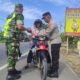 Kapolsek Simpang Ulim Bersama Anggota Bagi Gratis 200 Bendera Merah Putih IMG-20240808-WA0013