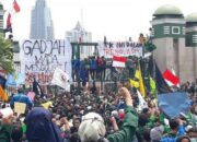 Demo di DPR Memanas, Wakil Ketua Komisi III Ini Dilempari Botol