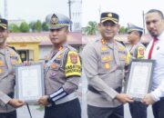 Kapolres Lhokseumawe Berikan Penghargaan untuk Kasat Lantas dan Kasat Reskrim