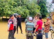 Kapolsek Indra Makmu Monitor Banjir Yang Terjadi di Wilayahnya