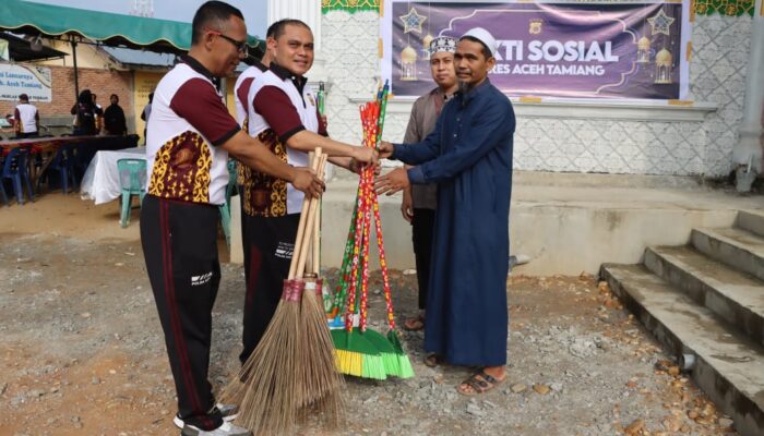 Polres Aceh Tamiang Bersihkan 13 Masjid dalam Baksos Ramadan