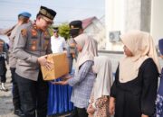 Jumat Berkah Bulan Ramadhan, Polres Pidie Bagikan Sembako dan Bersihkan Mesjid