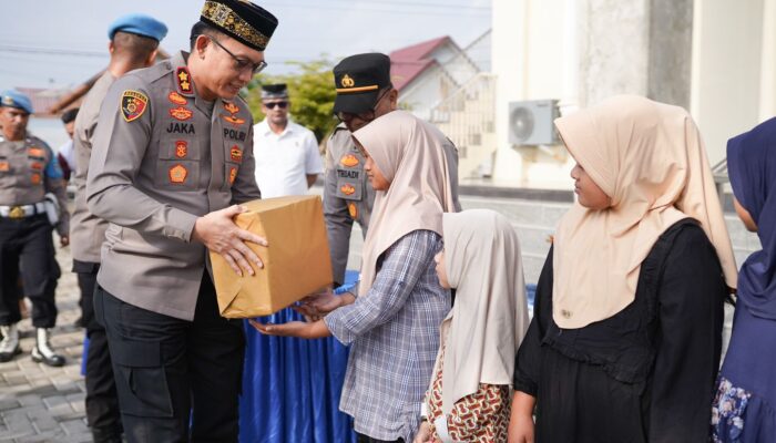 Jumat Berkah Bulan Ramadhan, Polres Pidie Bagikan Sembako dan Bersihkan Mesjid