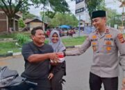 Kapolsek Blang Bintang Bagi Takjil ke Pengendara dan Warga
