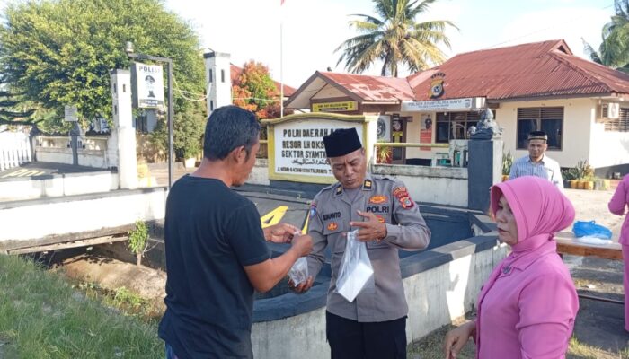 Polsek Syamtalira Bayu Berbagi Berkah Ramadhan, 200 Paket Takjil Dibagikan ke Warga