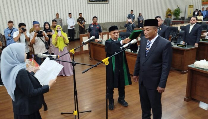 Ketua DPRK Langsa Melvita Sari Lantik PAW Ridwan Malem