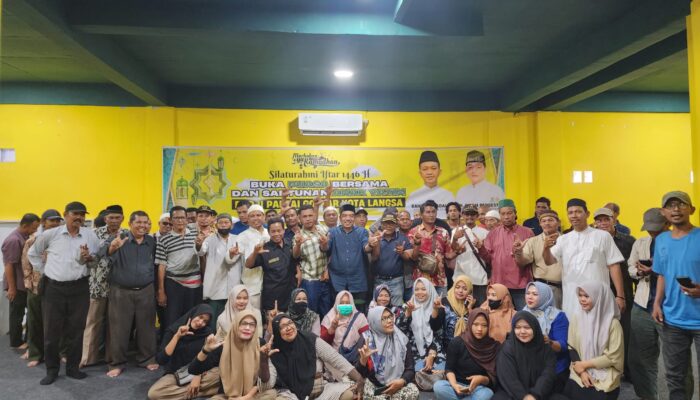 Jelang Idul Fitri, Ketua Golkar Langsa Bagi THR Kepada Puluhan Wartawan