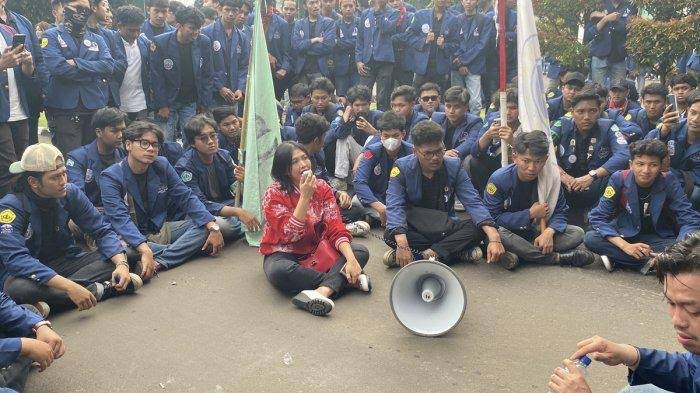 Mahasiswa Trisakti yang berunjuk rasa di depan gedung DPR RI, Rabu (19/3/2025).