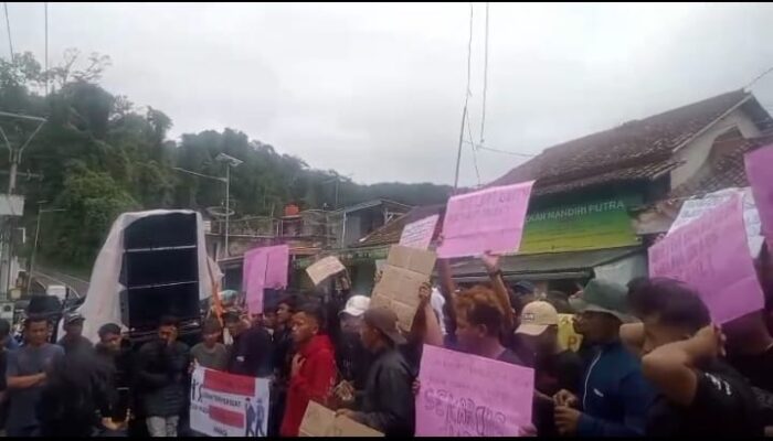 Ratusan Warga Unjuk Rasa Desak Kades Wangunjaya Mundur dari Jabatan Soal Dugaan Korupsi