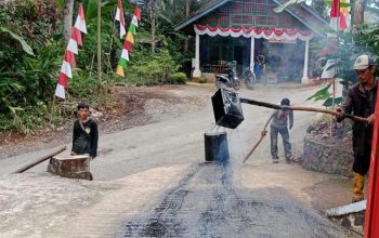 pengaspalan jalan desa bojong