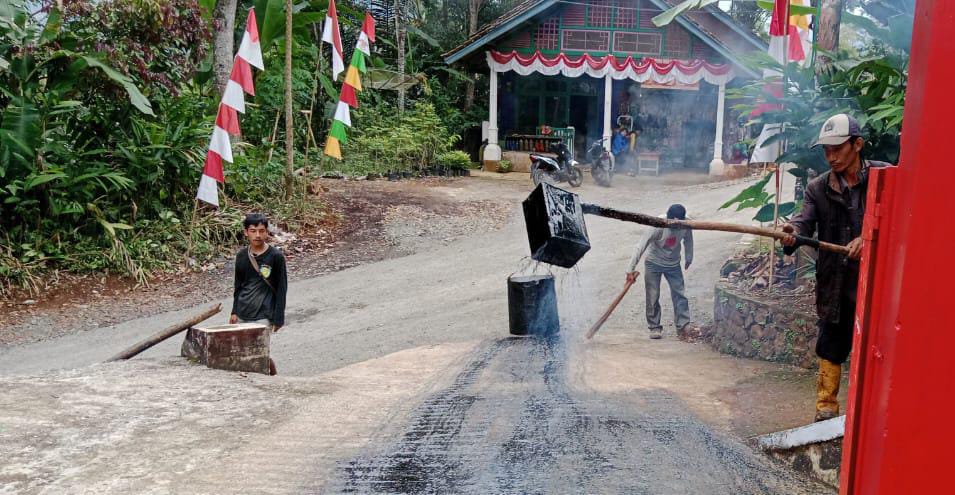 pengaspalan jalan desa bojong