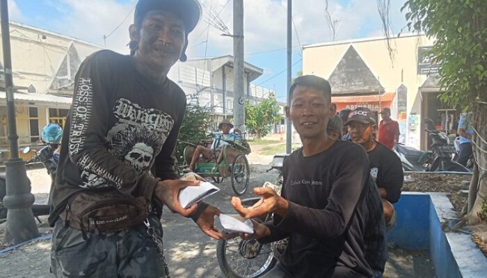 Keren! Anak Punk Pemalang Gelar Jumat Berkah, Bagikan Nasi Bungkus ke Warga