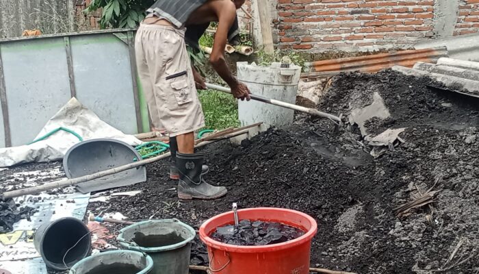 Jelang Iduladha, Perajin Arang Kayu di Pemalang Kebanjiran Pesanan