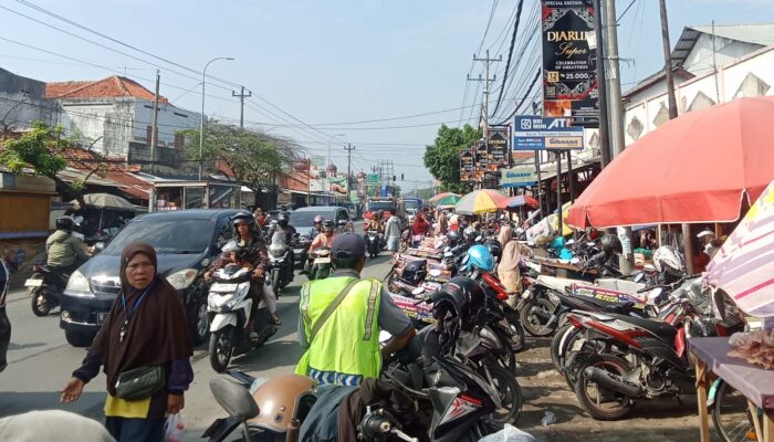 Kesemrawutan Pedagang dan Parkir di Depan Pasar Bojongbata Pemalang Perlu Penanganan Serius