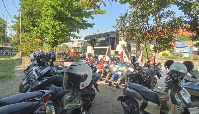 Trotoar dan Bahu Jalan di Pemalang Berubah Jadi Lahan Parkir, Pejalan Kaki Terpinggirkan