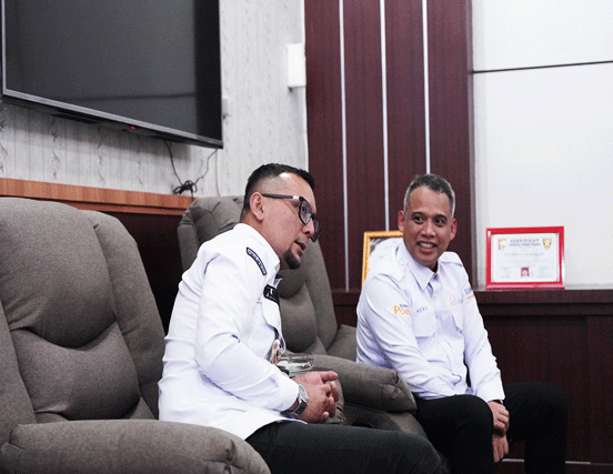 Bupati Labusel Fery sahputra simatupang dan Dirut PT Bank Sumut sedang berbincang.