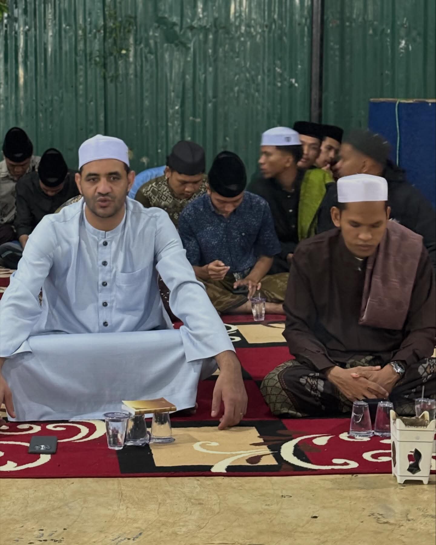 Guru pondok pesantren Dar Al Ma'arif.