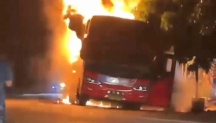 Sebuah Bus terbakar di Labura, tujuan Medan ke dumai