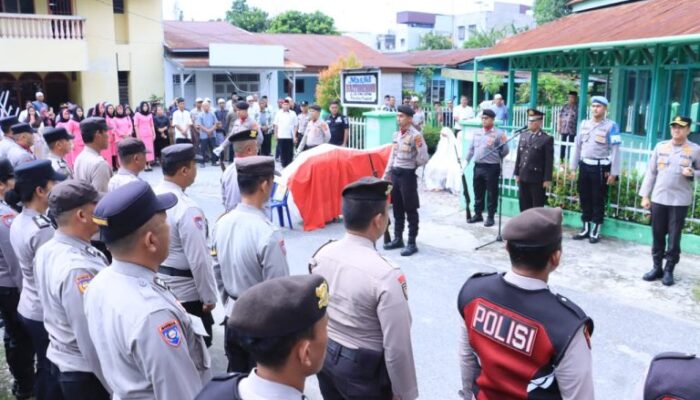 Polres Labuhanbatu Laksanakan Upacara Persemayaman Dan Pelepasan Terakhir Aiptu Selamet Suheri