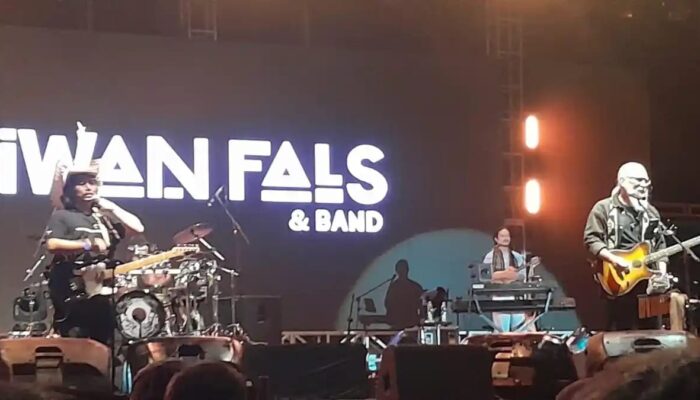 Iwan Fals Tampil di Stadion Oepoi Kota Kupang, Ribuan Penonton Larut Nyanyikan Lagu-Lagu Legendaris