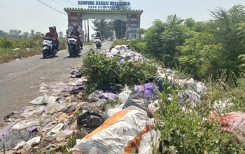 Tumpukan Sampah di Gerbang Desa Bahari Asemdoyong Dikeluhkan Warga, Citra Kawasan Wisata Dinilai Tercoreng