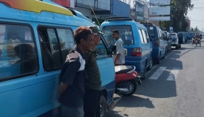 Kalah Bersaing dengan Grab Mobil, Nasib Sopir Angkot Pemalang di Ujung Tanduk
