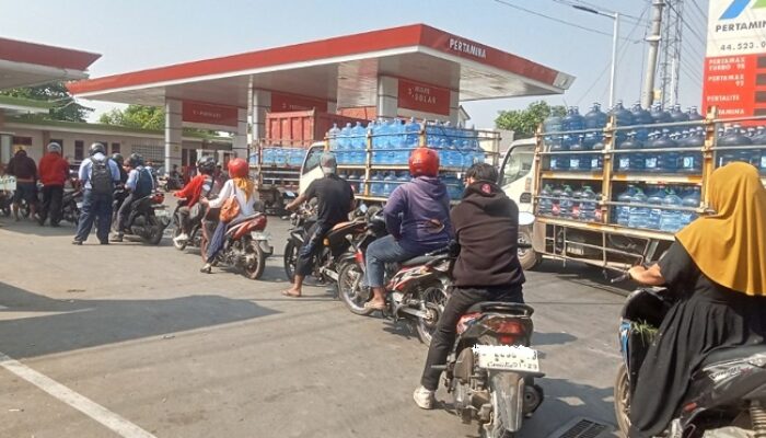 Harga Pertamax Naik, Antrean Pembeli Pertalite Mengular di Sejumlah SPBU Pemalang