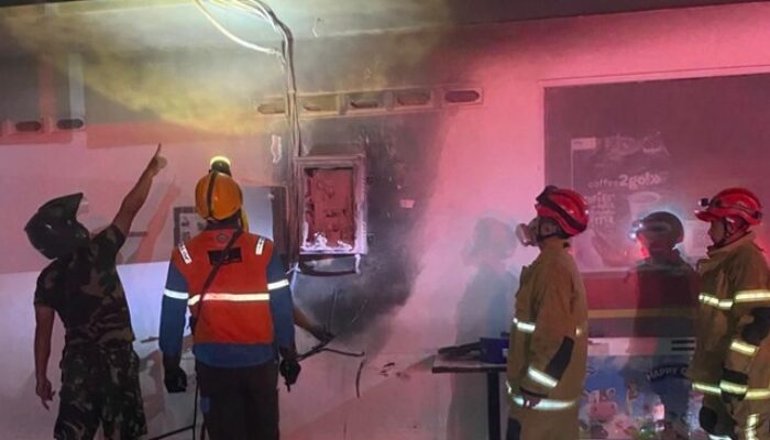 Gerai Minimarket Hangus Terbakar Saat Adzan Maghrib Menggema