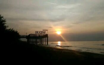 Menikmati Swastamita di Dermaga Cinta Pantai Widuri Pemalang
