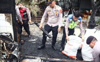 Polres Labuhanbatu Bersihkan Puing Pascakebakaran di Jalan Gatot Subroto Rantauprapat